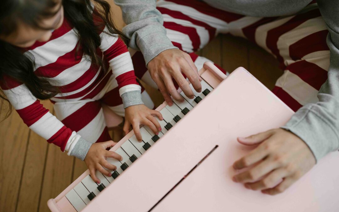 Bébé qui joue du piano : pourquoi et comment l’encourager ?