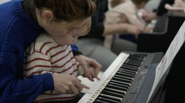 bébé et sa maman qui joue du piano