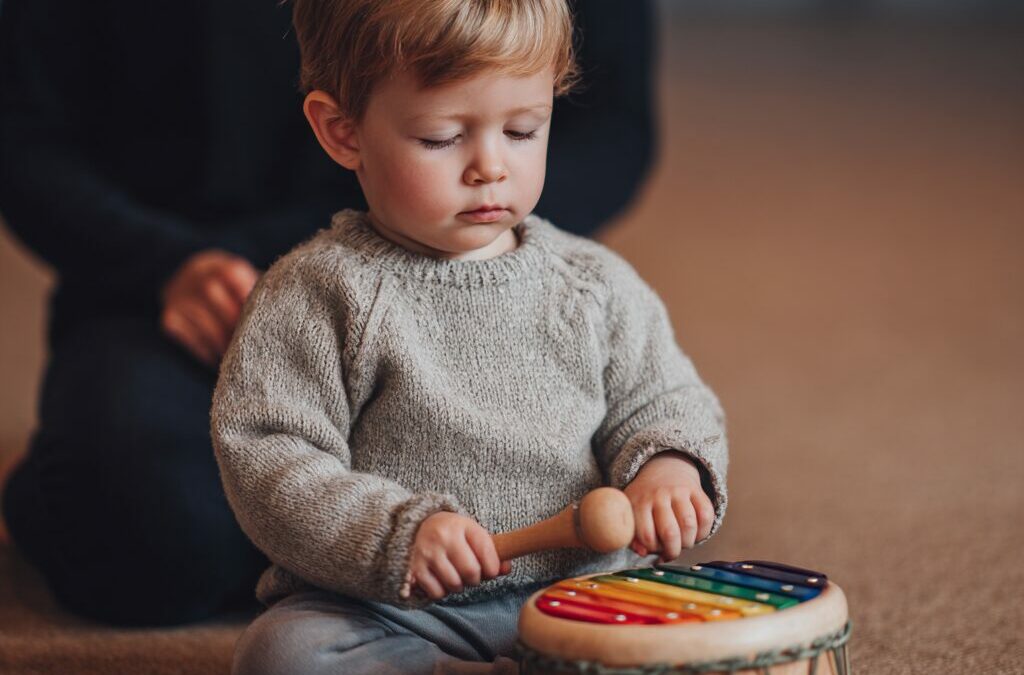 Découvrez comment les cours de musique pour bébé stimulent l’éveil sensoriel et favorisent le développement précoce.