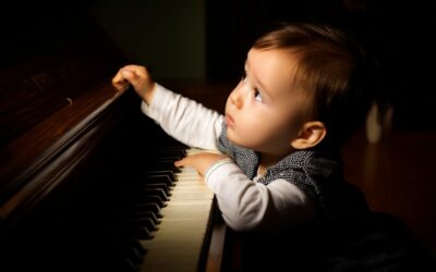 Le piano musical bébé : bienfaits, choix et activités pour un éveil musical réussi