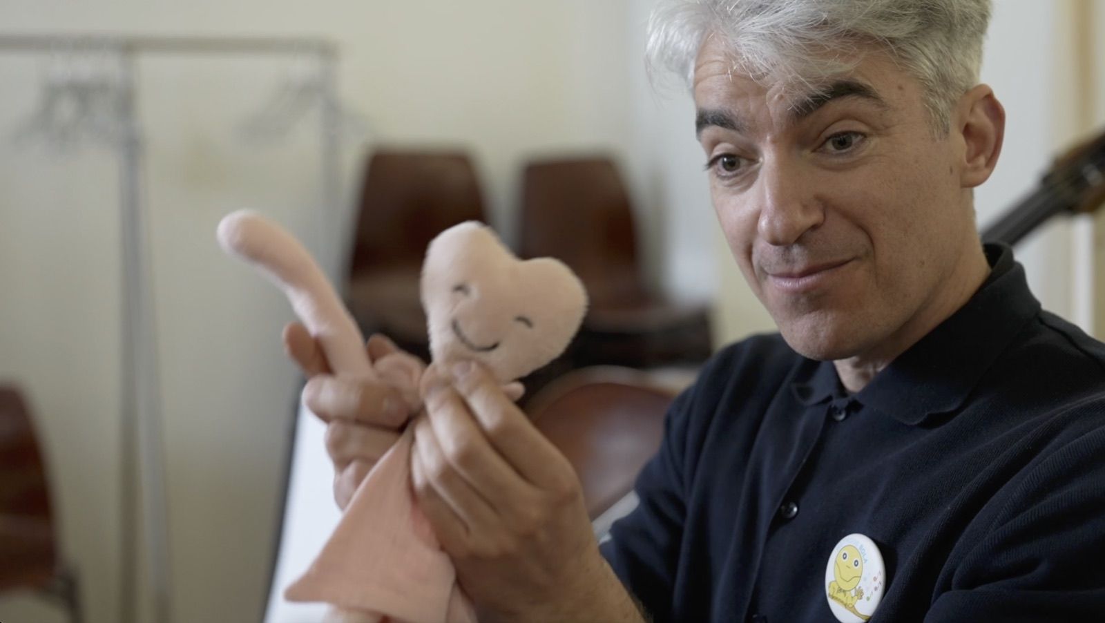 Jérémy Théophile, fondateur de la Méthode SOLA, avec une peluche musicale en atelier
